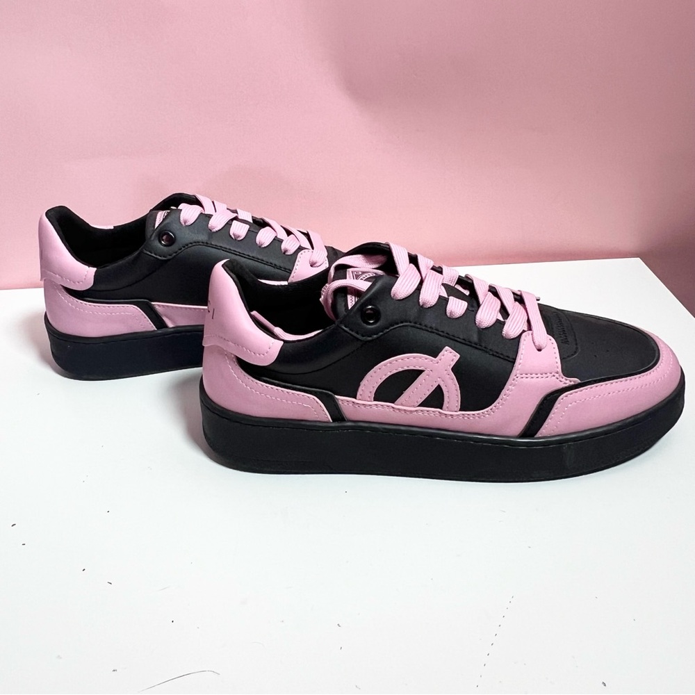 Nicki Minaj loci pink and black sneakers